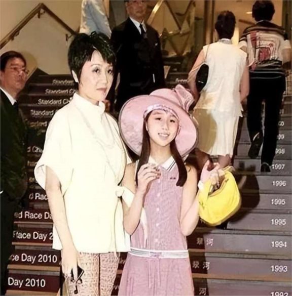 赌王女儿未婚先孕,倒贴14亿下嫁东北小伙,结婚五年现在怎样了?