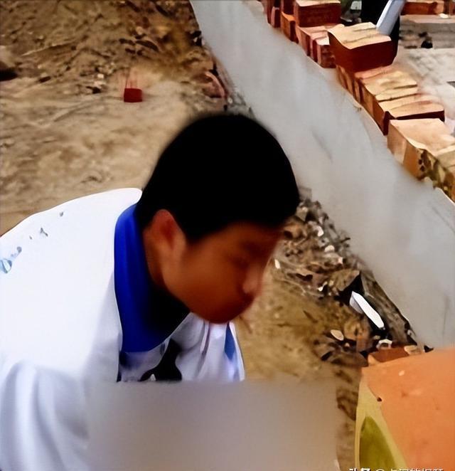 2016年,曾在工地上收到大学通知书的搬砖男孩,如今当上了军官