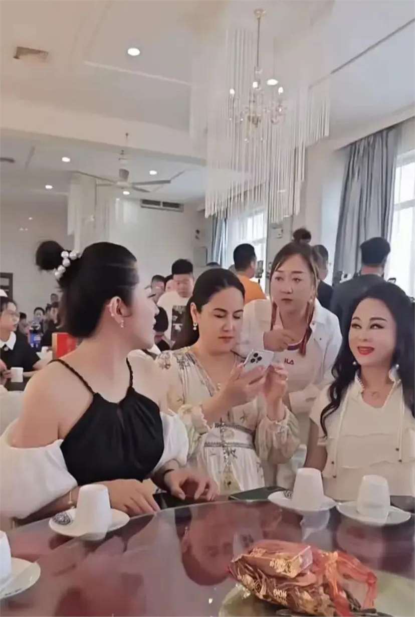 二人转温情盛宴,蒋小东母亲66大寿,温美玲穿黑色吊带出席宴会