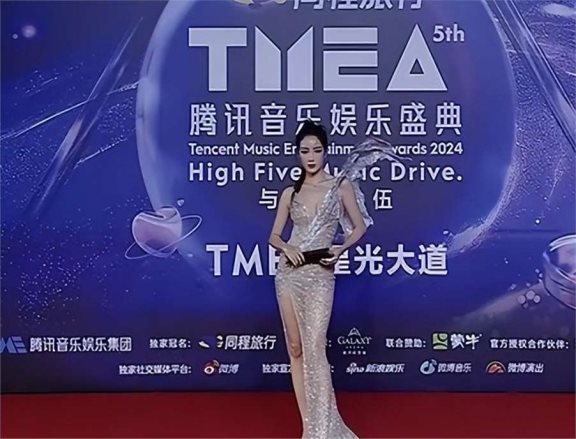 澳门这一天,袁娅维深v性感,孟佳透视裙秀s身材,周深赢麻了