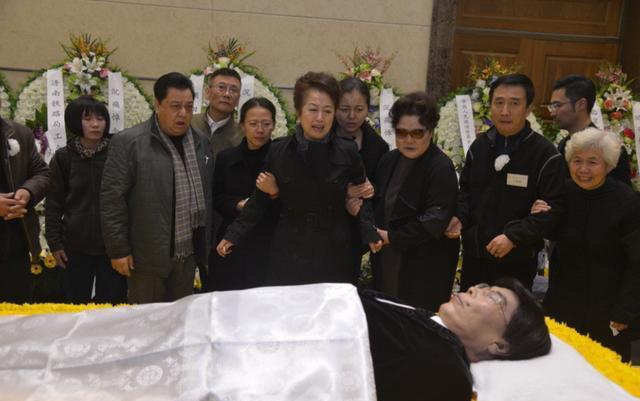 笑林病逝8年了,再看妻子如今的选择,才知道笑林有多聪明