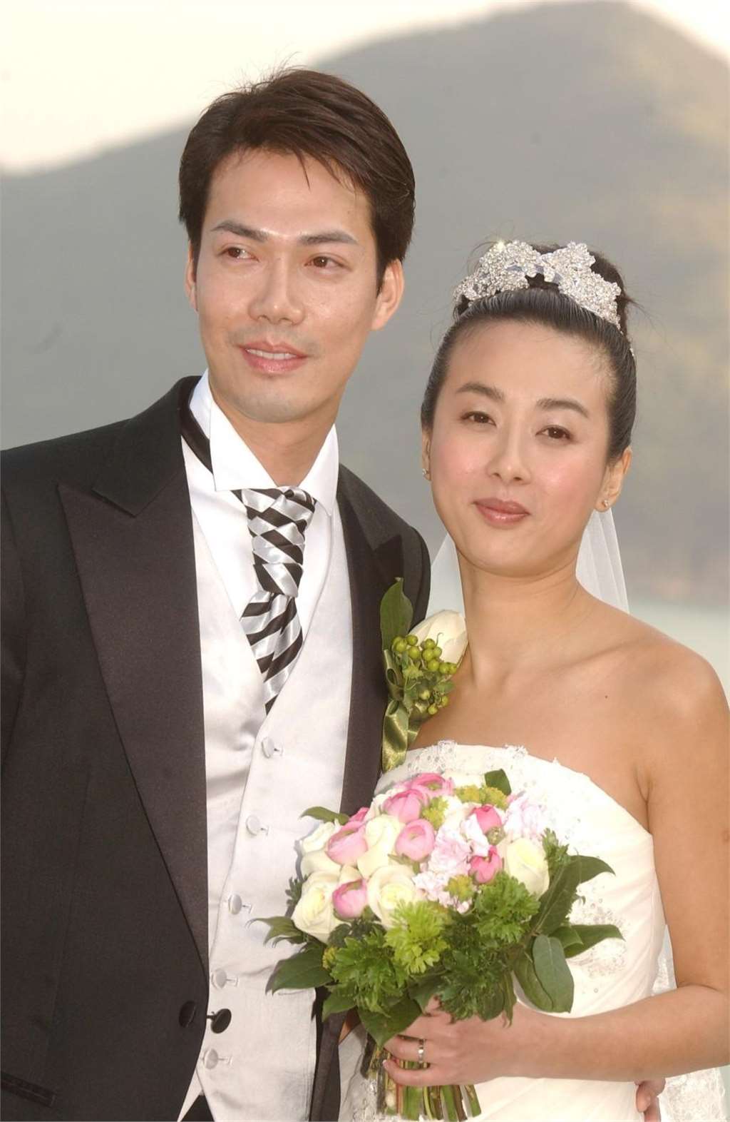 谢天华一家四口合影罕曝光!老婆优雅迷人,5岁女儿受宠儿子调皮
