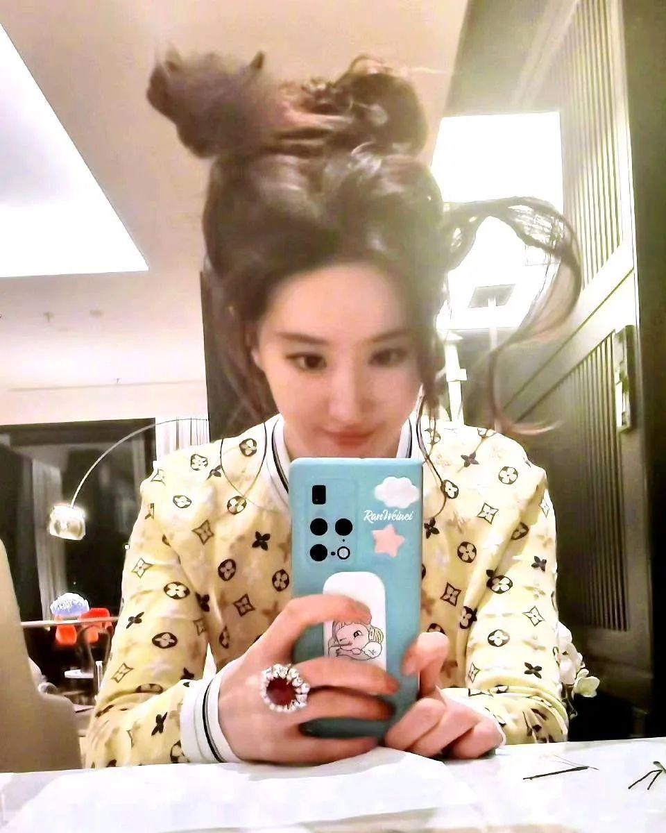 刘亦菲晒自拍照,蓝色手机壳抢镜,头发炸毛依然美丽!