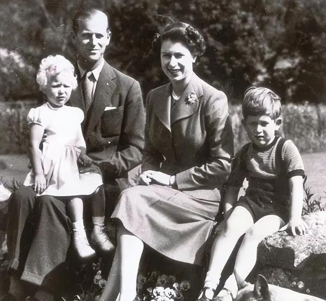 安妮公主4岁时,父亲菲利普亲王为她盖毛毯,父爱满满