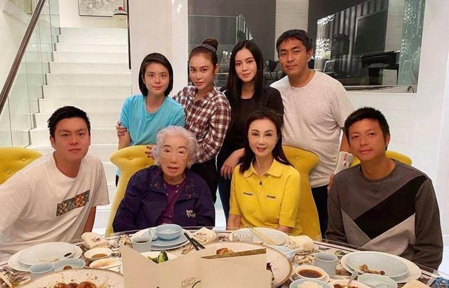 她美貌不输明星,甘做大24岁林建岳女友,没生孩子不结婚也是赢家