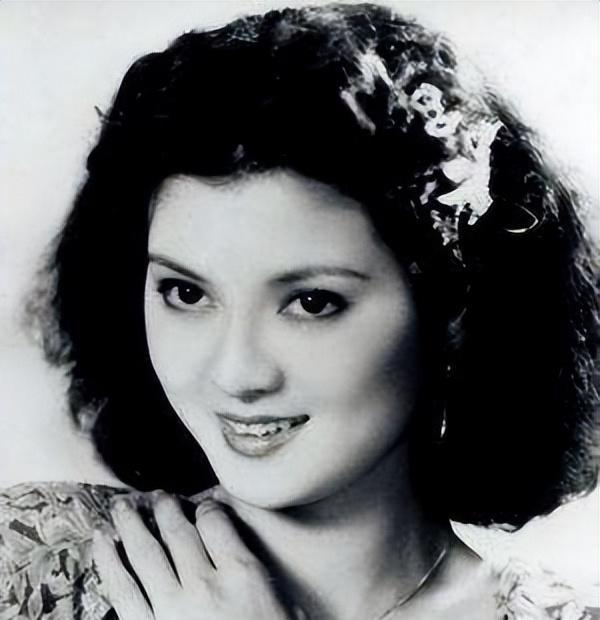 她美貌不输明星,甘做大24岁林建岳女友,没生孩子不结婚也是赢家