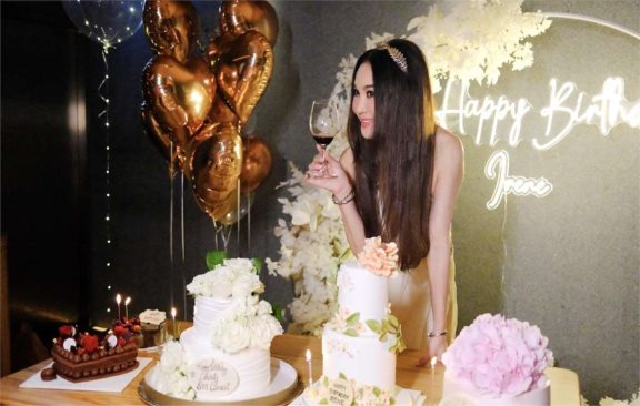 温碧霞庆祝58岁生日,与老公何祖光当众拥吻,那叫一个甜蜜啊!