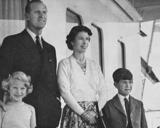 安妮公主4岁时,父亲菲利普亲王为她盖毛毯,父爱满满