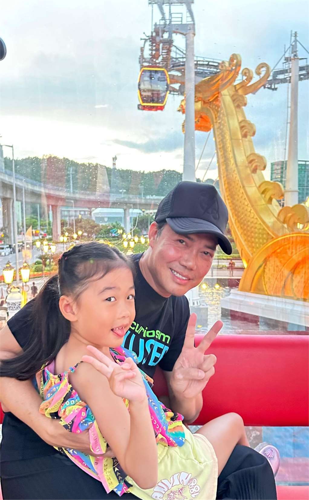 谢天华一家四口合影罕曝光!老婆优雅迷人,5岁女儿受宠儿子调皮