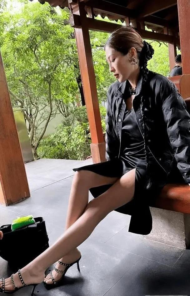 她是香港索腿天后,被暗示演技不如人,嫁圈外男友短视频带货超叻