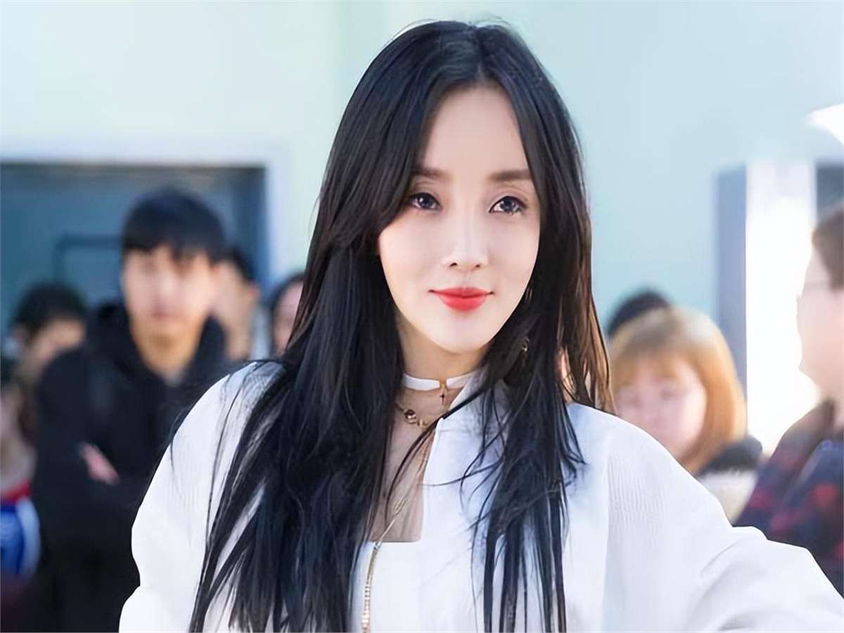 李小璐过往情史:15岁拿下李晨,与韩庚街头亲吻,婚后红杏出墙