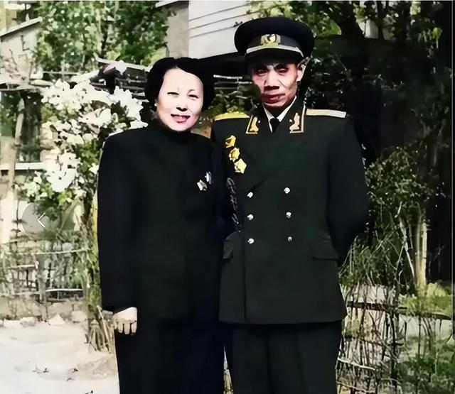 1961年,吴信泉中将和夫人在北京,12个子女站一排,一张罕见合影