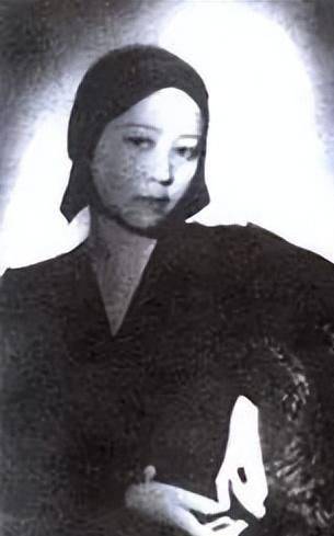 张爱玲母亲罕见照片,风情万种,颜值甩当代女明星几条街