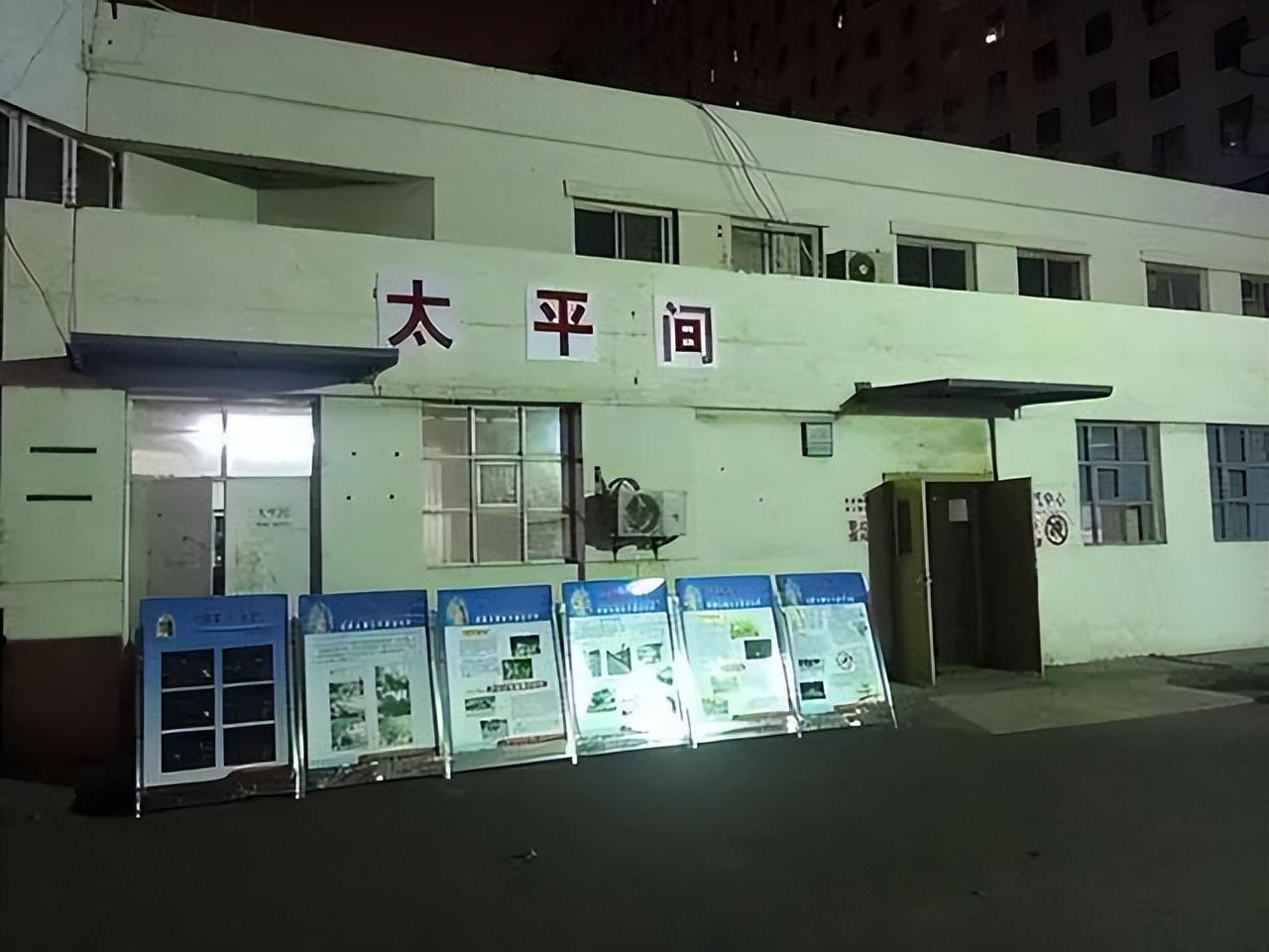 坐在医院楼顶图片图片