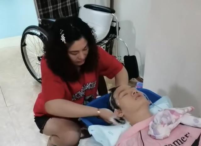 2020年,安徽女子突发脑出血成植物人,婆婆拍视频记录康复成网红
