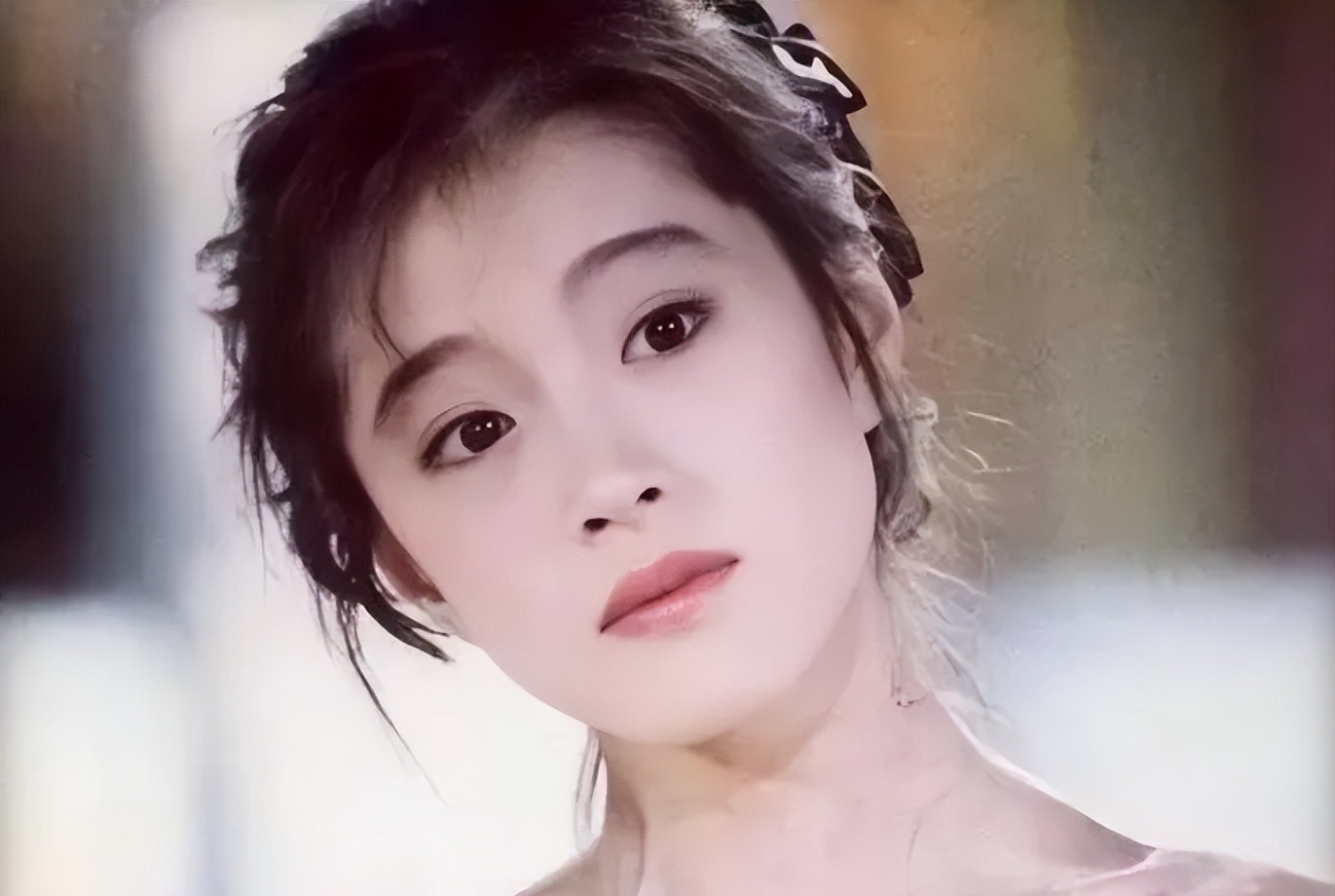 她16岁成天后,美貌不输王祖贤,却和梅艳芳抢渣男割腕自杀毁一生
