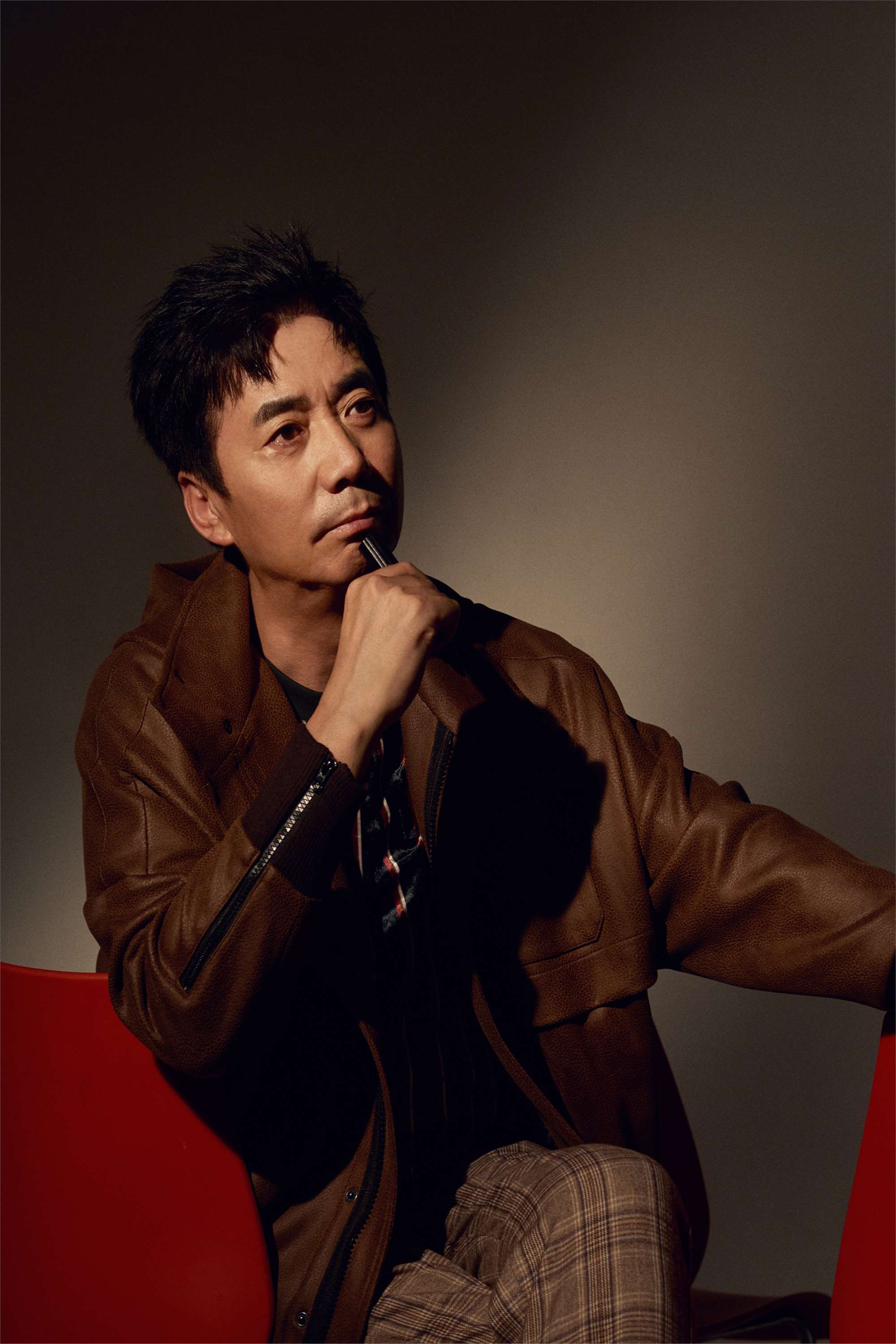 演员范明:出道29年零绯闻,与圈外妻子结婚27年生一女,现状幸福