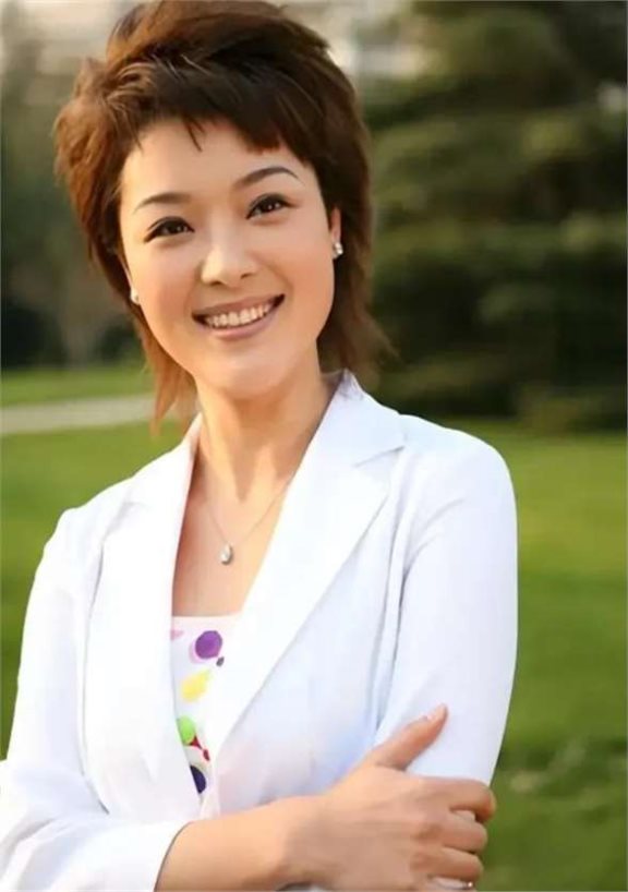 主持人胡蝶:不顾父亲反对嫁给陆川,生下一儿一女,现在幸福吗?