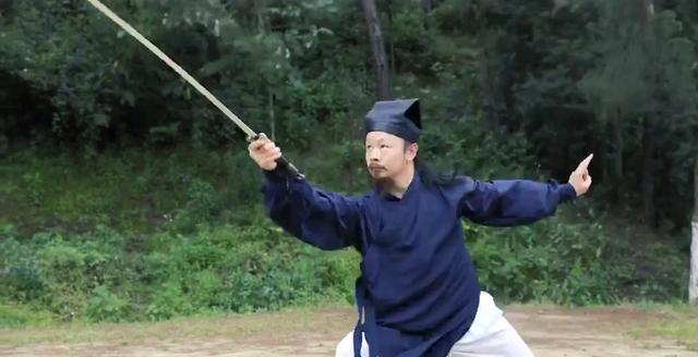 "轻功第一人"陈师行:4米高墙一跃而上,曾3步跳下19米高悬崖!