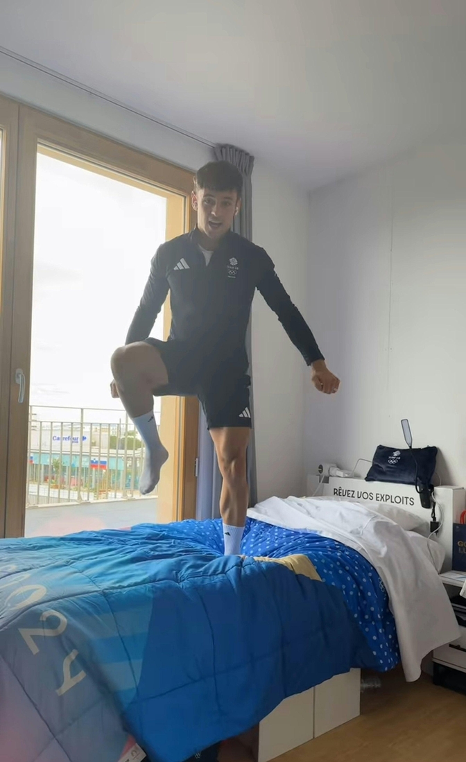 英国跳水名将戴利测试巴黎奥运选手村纸板床,引发奥运官方点赞