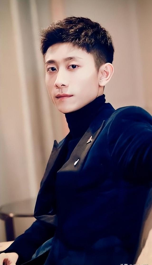 杨紫大学同学结婚,张一山担任伴郎,戴眼镜封印颜值不抢新郎风头