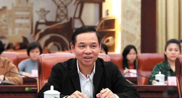 广西人大副主任李克:三十九岁升副部,退休还是副部