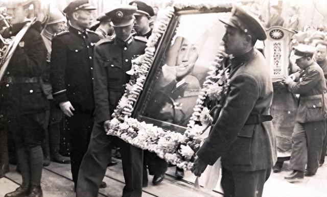 军统戴笠墓地:尸体烧焦戴着面具下葬,七个老农挖了一星期才挖开