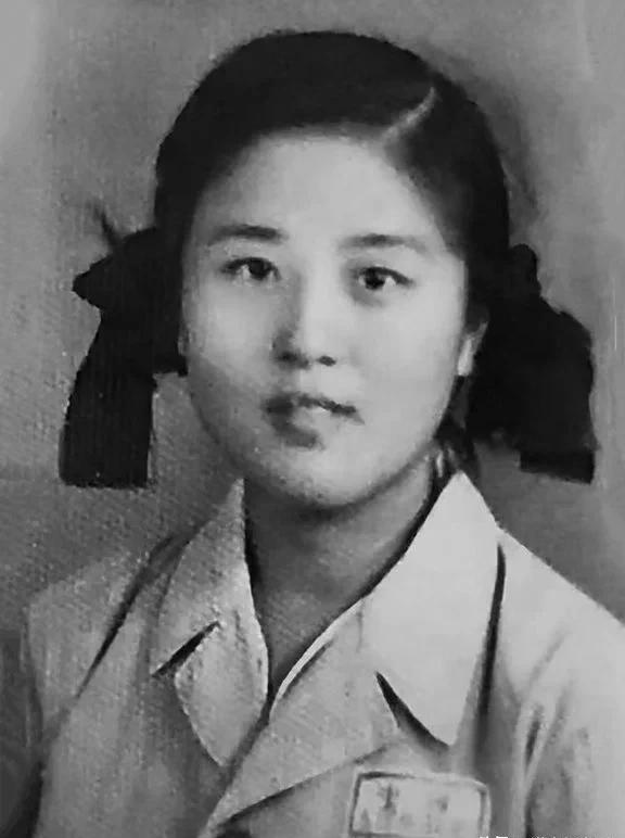 1949年,梁兴初的结婚照,妻子任桂兰高颜值,4个孩子,家庭幸福