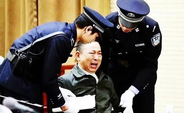 2015年四川刘汉被判死刑,押到火葬场抬进执行车,离开时神情恍惚