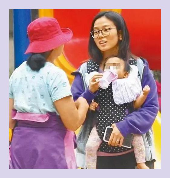 周渝民暑假陪妻女出游,罕见与7岁女儿合影,老婆清秀甜美气质佳