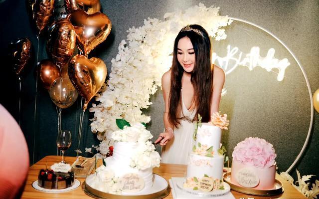 温碧霞晒照庆祝58岁生日,和老公甜蜜亲吻,养子也一同出席派对!