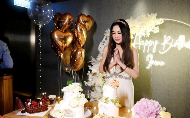 温碧霞晒照庆祝58岁生日,和老公甜蜜亲吻,养子也一同出席派对!