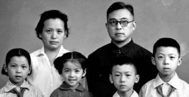 金庸并不姓金,大诗人穆旦和他同宗,本家海宁查氏,是中国的望族