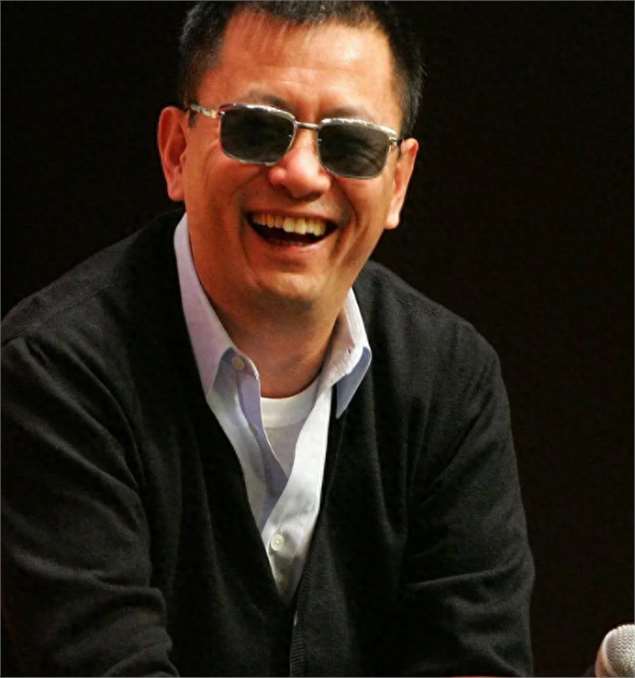 66岁王家卫携妻子环游世界!戴墨镜的样子好帅,妻子眼中透着傲娇