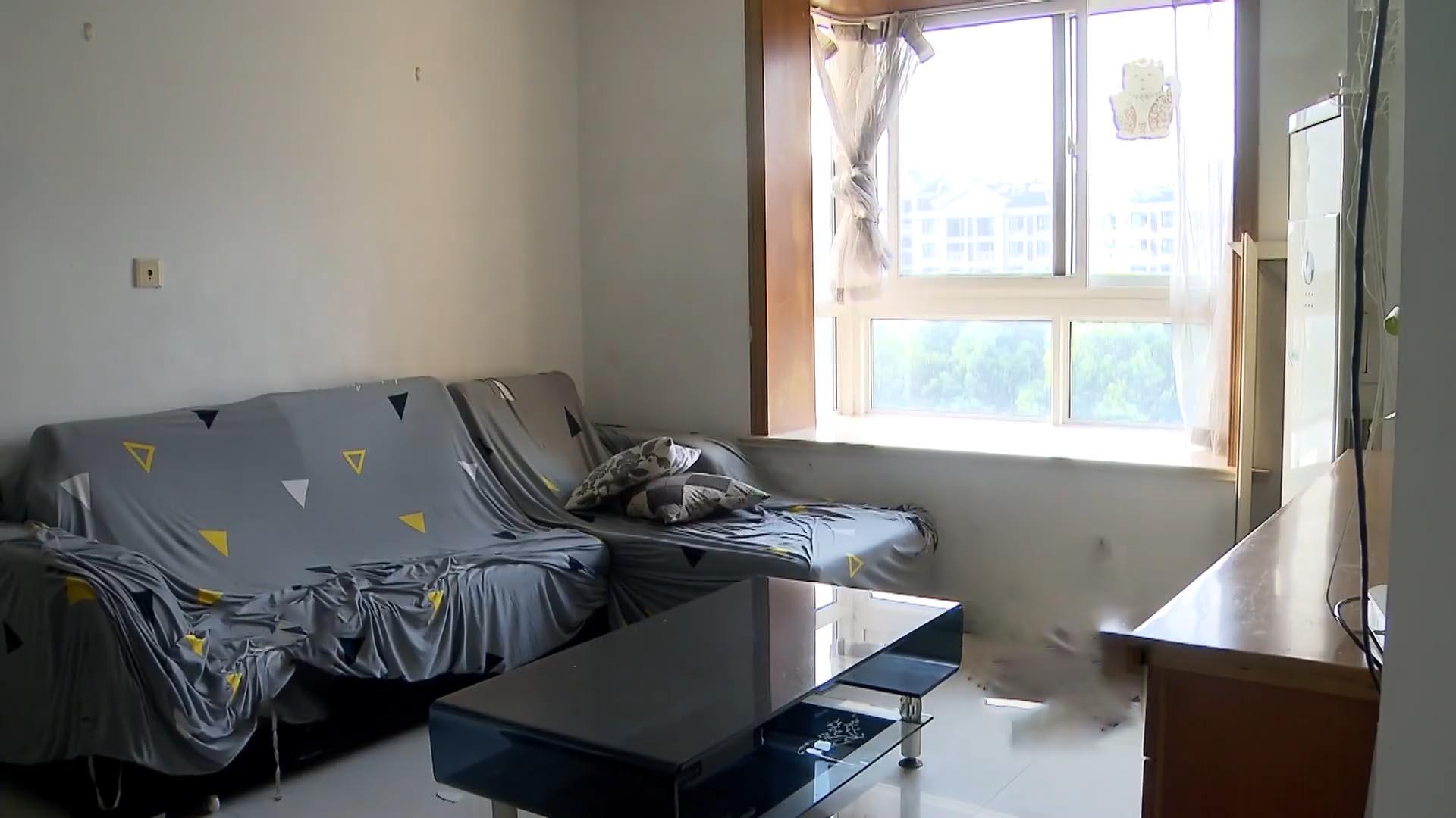 21年男子帮朋友看房子,突然发现床下有怪东西,低头一看如遭电击