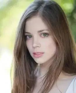 夏洛特·霍普:探索艺术的女星及其精彩作品