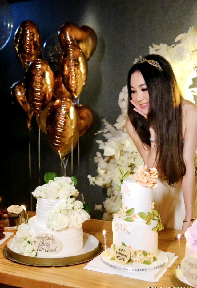 温碧霞晒照庆祝58岁生日,和老公甜蜜亲吻,养子也一同出席派对!