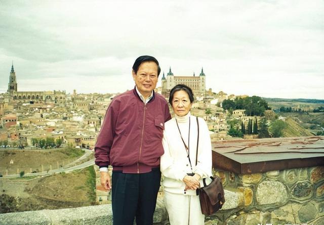 1950年,杜致礼和杨振宁结婚照,那年她23岁,翁帆跟她长得真像啊