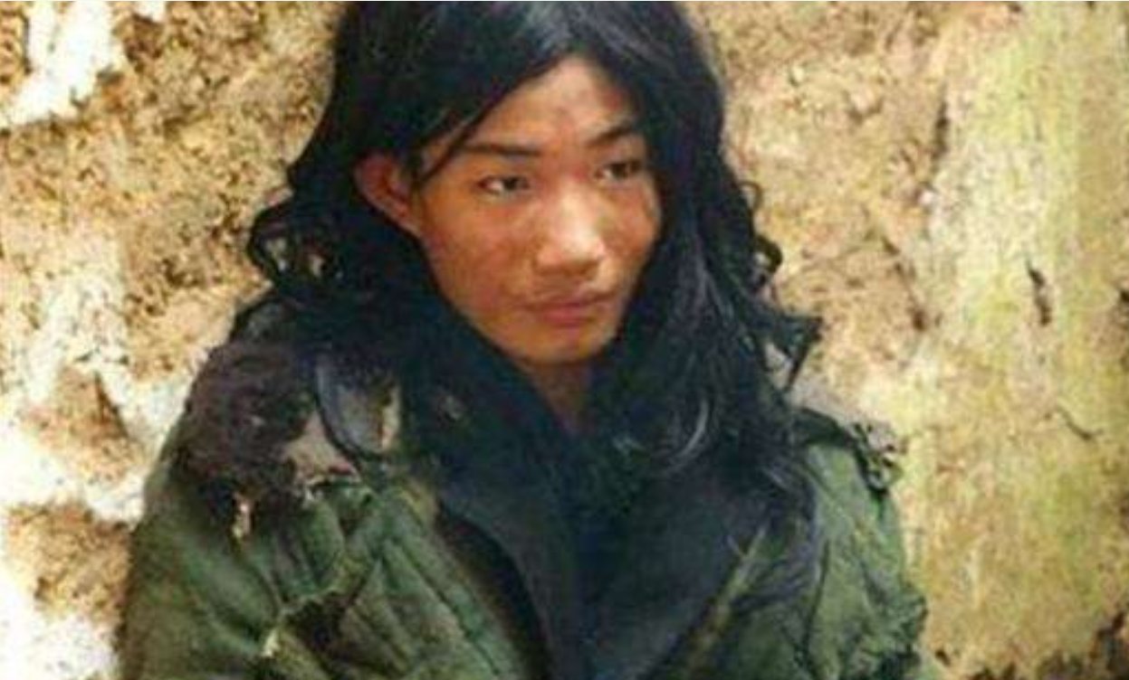 真的有人懒死了?河南第一懒人杨锁到底有多懒,脚不沾地吃饭靠喂