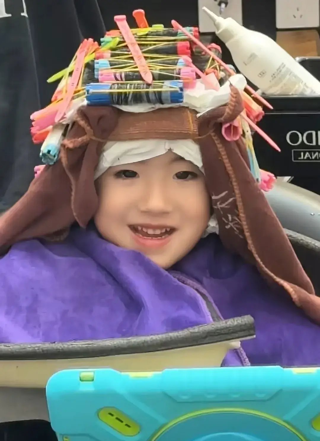 姜潮老婆带娃烫头发5岁丹尼尔超帅艾米丽满头夹子像小包租婆
