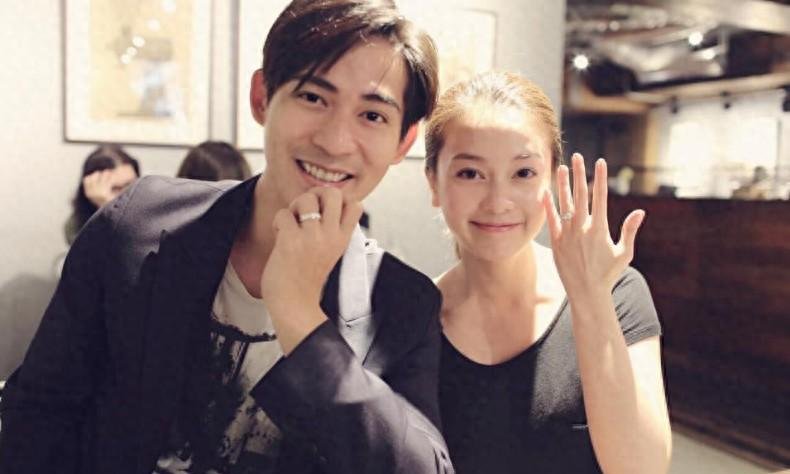周渝民暑假陪妻女出游,少见与7岁女儿合影,老婆清秀甜美气质佳