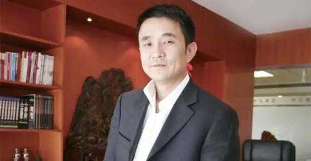 王永红:欠下800亿,带女明星和61亿逃到国外,父亲过世都不回来