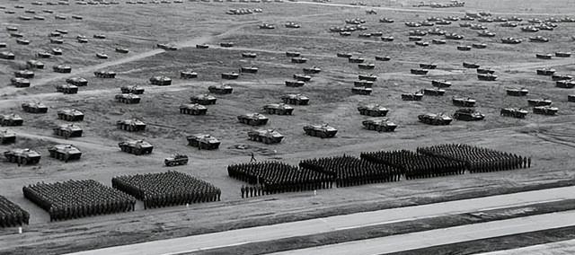 1981年苏联钢铁洪流演习震撼北约,10天后,中国11万大军震撼世界