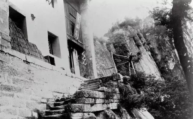 太罕见了!1935年华山老照片,没有游客只有道士