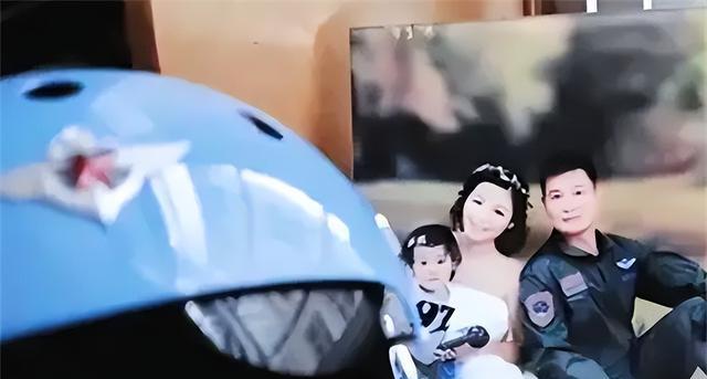 16年航母飞行员张超牺牲,女儿仅2岁,空姐妻子继承夫志应征入伍