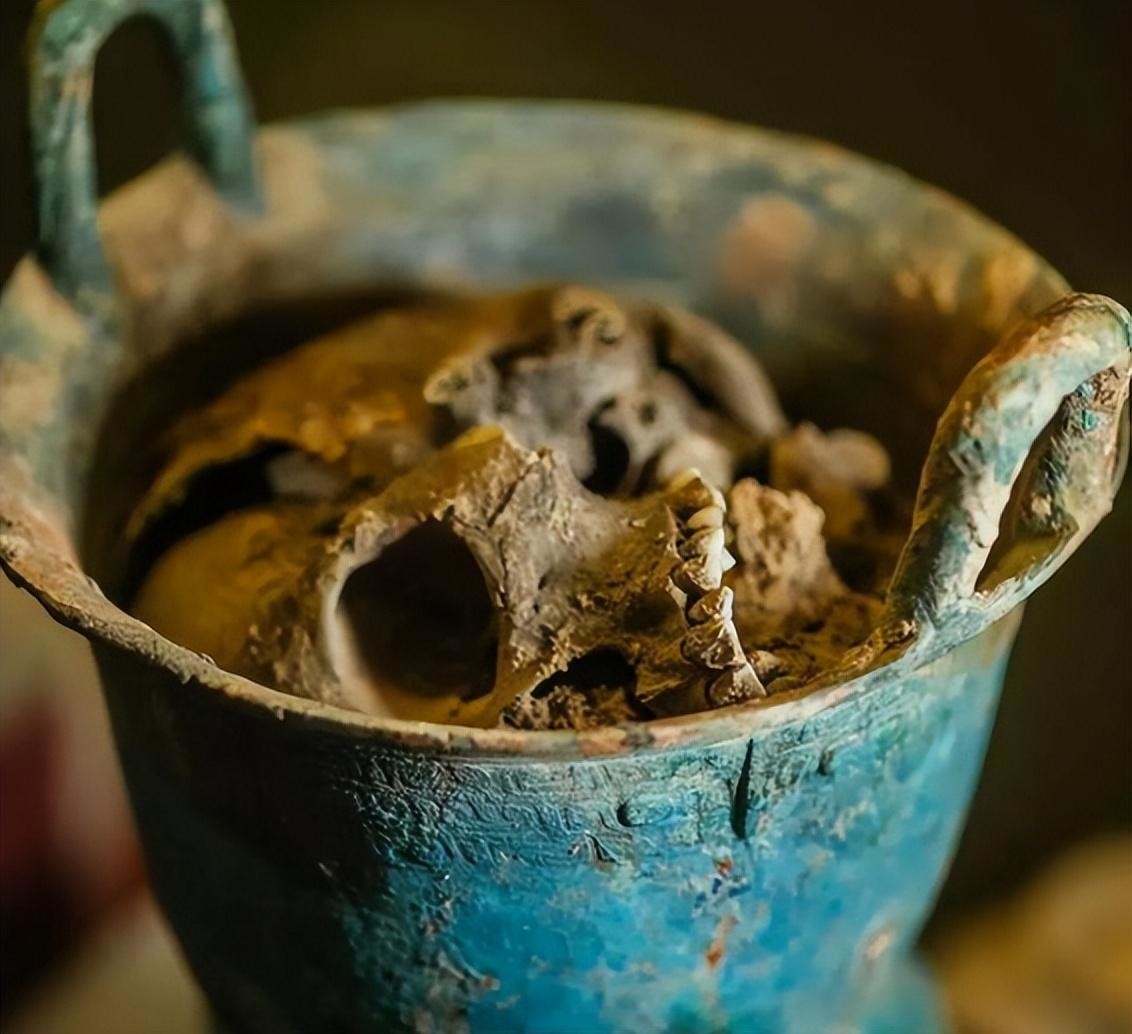 1999年河南安阳现青铜甗煮人头,主人为15岁少女,商朝真吃人?