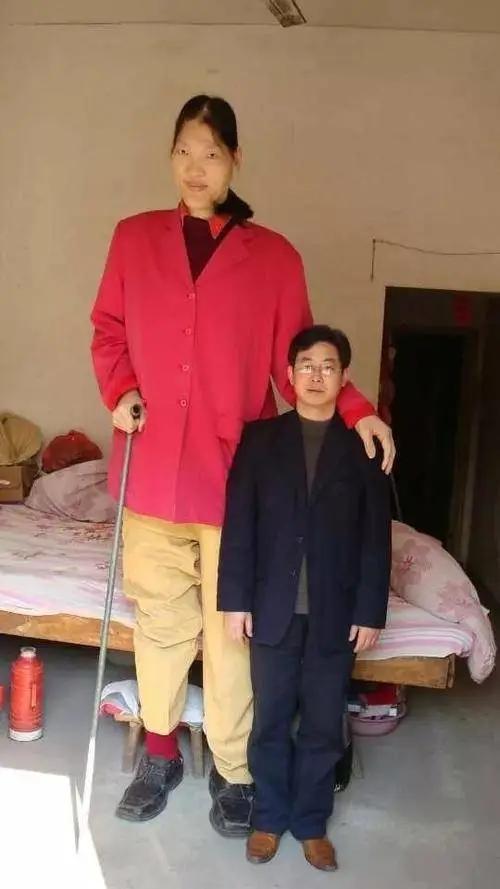 回顾女巨人姚德芬:比姚明高10厘米穿78码鞋子,一顿饭吃六碗炒面