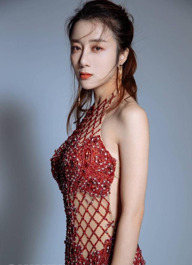 李依晓照片惊艳曝光,事业线大秀性感魅力,妩媚女人味,诱惑来袭