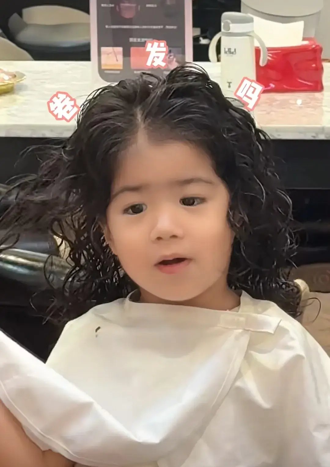 姜潮老婆带娃烫头发5岁丹尼尔超帅艾米丽满头夹子像小包租婆