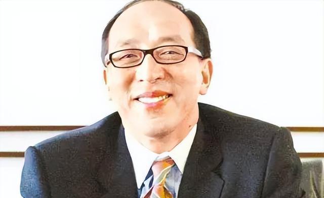 2004年,富商许立信卖掉公司,给140名员工每人分400万